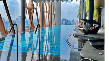 2 buitenzwembaden, parasols bij het zwembad en ligstoelen