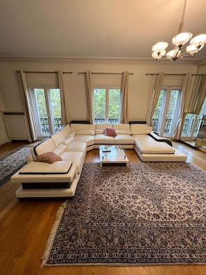 Smart TV - Grand Appartement Standing Haut de Gamme Dans les Beaux Quartiers de la Capital (Paris)