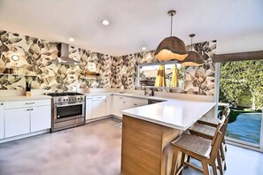 Fridge, microwave, oven, stovetop - Casa Palma - Pool & Hot Tub (Palm Springs)