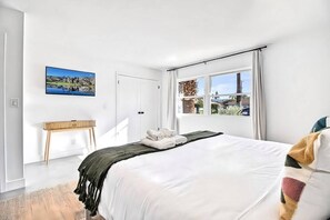 4 bedrooms, iron/ironing board, travel cot, WiFi - Casa Palma - Pool & Hot Tub (Palm Springs)