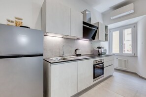 Een koelkast, een microgolfoven, een oven, een kookplaat