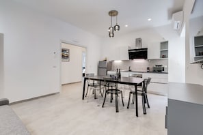 Fridge, microwave, oven, stovetop - BDC - Empire, noble 3-BDR Apt (Roma)