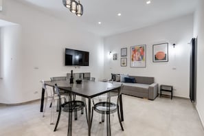 Interior - BDC - Empire, noble 3-BDR Apt (Roma)