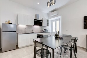 Fridge, microwave, oven, stovetop - BDC - Empire, noble 3-BDR Apt (Roma)