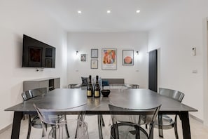 Dining - BDC - Empire, noble 3-BDR Apt (Roma)