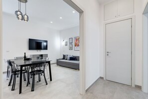Interior - BDC - Empire, noble 3-BDR Apt (Roma)