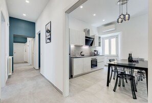 Køleskab, mikrobølgeovn, ovn, kogeplade