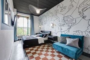 1 soverom, skrivebord, strykejern/-brett og reiseseng for barn