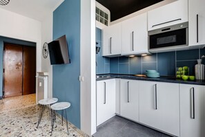 Kühlschrank, Mikrowelle, Ofen, Herdplatte