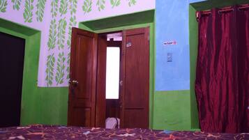 Basic Double Room | Down duvets, laptop workspace, free WiFi