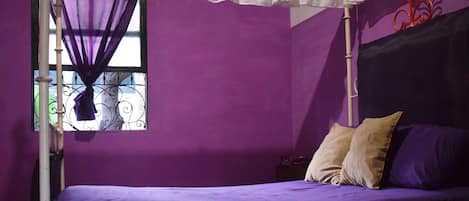 Habitación básica doble | Edredón, espacio para trabajar con laptop y wifi gratis