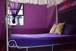 Basic Double Room | Down comforters, laptop workspace, free WiFi - Mi Casita Zona 4 (Guatemala City)