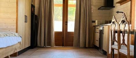 1 habitación, tabla de planchar con plancha, wifi y ropa de cama