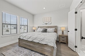 1 bedroom, free WiFi, bed sheets - Brand New Build | Hot Tub | Near Main (Fredericksburg)