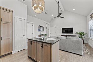 Smart TV - Brand New Build | Hot Tub | Near Main (Fredericksburg)