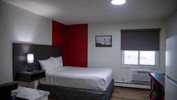 Room, 1 Queen Bed, Non Smoking (Efficiency) | Soundproofing, iron/ironing board, free WiFi, bed sheets