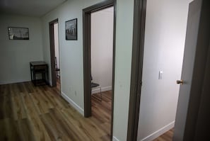 Phòng Suite, 3 phòng ngủ, không hút thuốc (Efficiency) | Phòng cách âm, bàn ủi/dụng cụ ủi quần áo, nôi/cũi di động 
