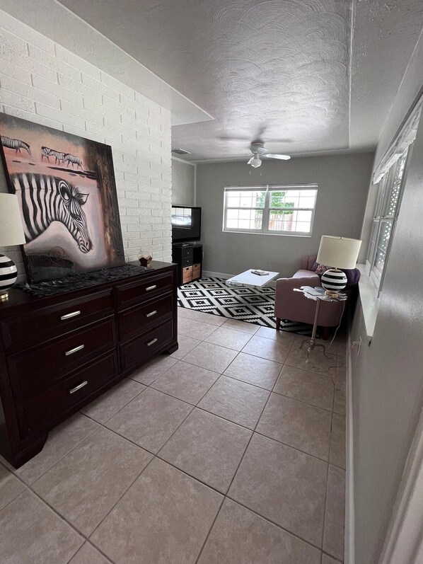 Living area - Quiet Queen Cottage in Seminole Heights (Tampa)