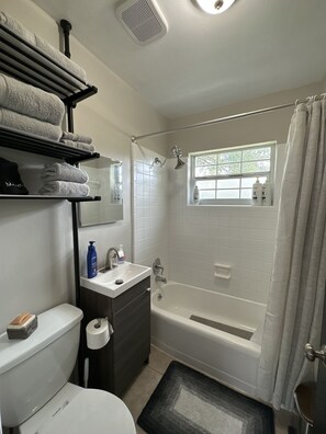 Towels, soap, toilet paper - Quiet Queen Cottage in Seminole Heights (Tampa)