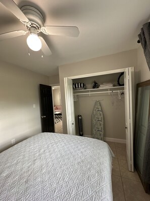 1 bedroom, iron/ironing board, WiFi, bed sheets - Quiet Queen Cottage in Seminole Heights (Tampa)