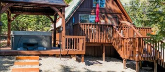 Hot Tub in Beautiful Gazebo, Large Covered Outdoor Dining Area, Playground!