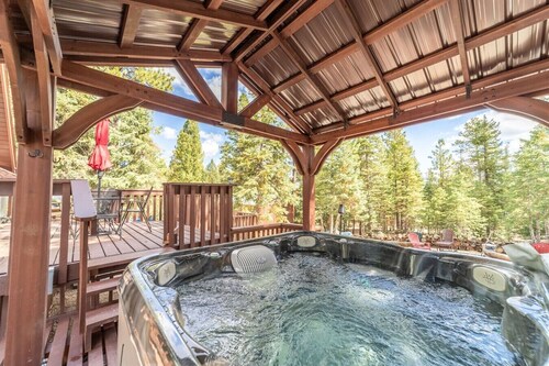 Hot Tub in Beautiful Gazebo, Large Covered Outdoor Dining Area, Playground!