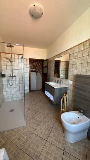 Douche, sèche-cheveux, bidet, serviettes fournies