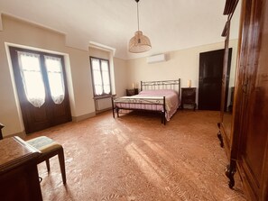 2 bedrooms, desk, free WiFi, bed sheets
