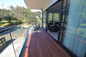 Outdoor dining - Luxury brand new designer living townhouse, 5 minutes too all amenities (Auckland)