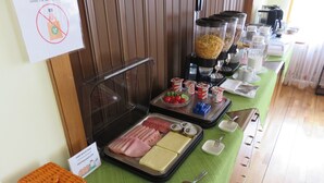 A breakfast buffet with various food items and condiments. - Haus Elena (Rangersdorf)