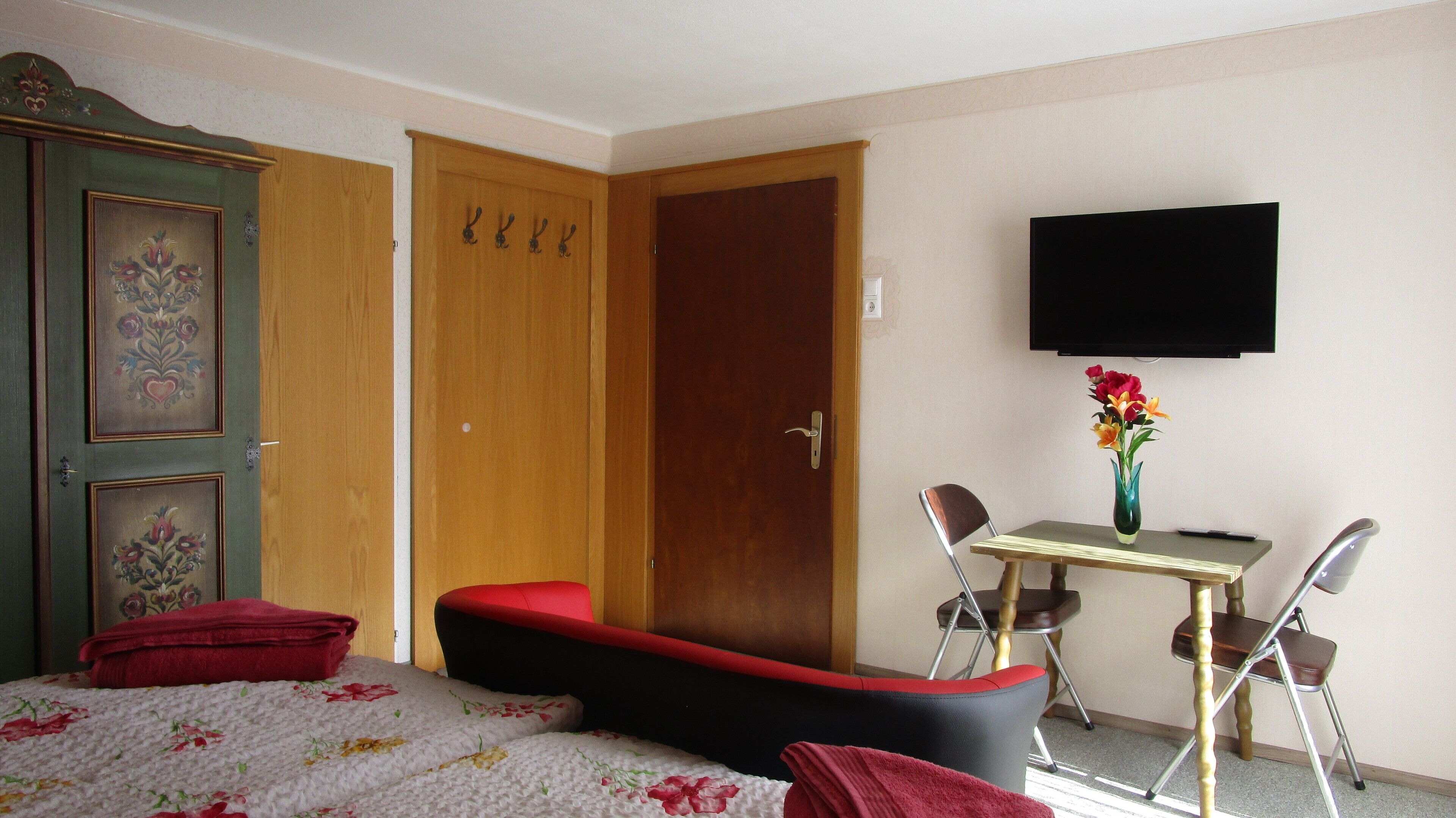 Kamar Double Standar | Seprai antialergi, brankas, dan didekorasi berbeda-beda