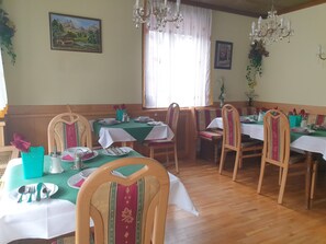 Kontinental frokost hver dag (EUR 8 per person)