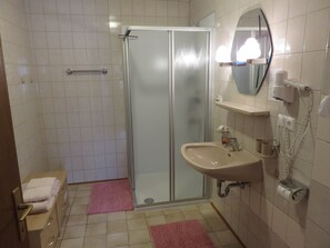 Habitación doble superior | Baño | Ducha, cabezal de ducha con hidromasaje, secador de pelo y toallas