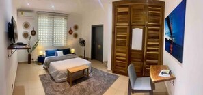 3 bedrooms, desk, iron/ironing board, free WiFi - Luxurious, Serene, Cosy and 12 mins drive from the airport.
10 mins from beach. (Accra)