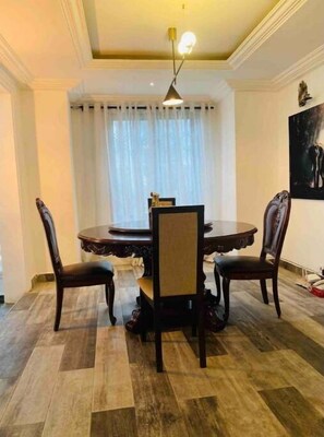 Dining - Luxurious, Serene, Cosy and 12 mins drive from the airport.
10 mins from beach. (Accra)