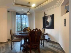 Dining - Luxurious, Serene, Cosy and 12 mins drive from the airport.
10 mins from beach. (Accra)