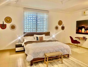 3 bedrooms, desk, iron/ironing board, free WiFi - Luxurious, Serene, Cosy and 12 mins drive from the airport.
10 mins from beach. (Accra)