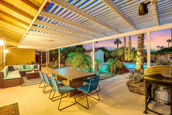 Outdoor dining - Upscale private paradise on large dog-friendly lot w/ free EV charger (Palm Springs)