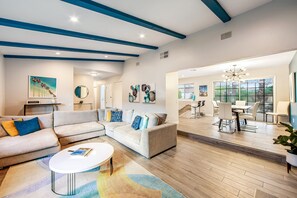 Smart TV, fireplace - Upscale private paradise on large dog-friendly lot w/ free EV charger (Palm Springs)