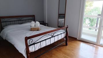 2 bedrooms, desk, iron/ironing board, WiFi