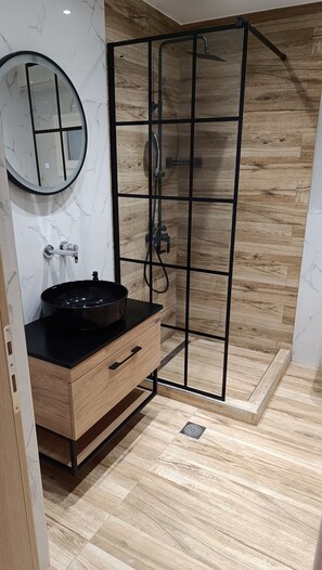 Articles de toilette (gratuits), séchoir à cheveux, serviettes fournies