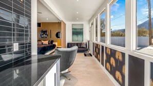 Een modern interieur met een keuken, eethoek en zithoek.
