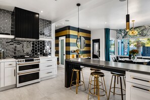 Casa | Cocina privada | Refrigerador con congelador, microondas, horno y parrilla de estufa 