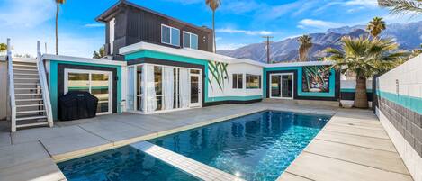 Piscine extérieure, parasols de plage, chaises longues