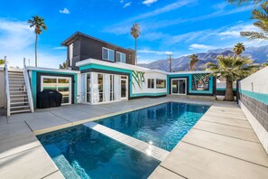 Outdoor pool, pool umbrellas, sun loungers - Escape Island  (Palm Springs)
