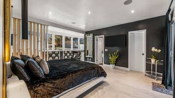 House | 4 bedrooms, desk, iron/ironing board, free WiFi