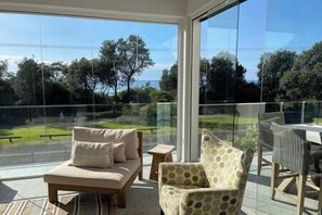 Smart TV, chimenea, tenis de mesa y libros 