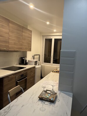 Réfrigérateur, micro-ondes, four, plaque de cuisson