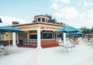 Outdoor dining - 2200 sq ft villa, 3BD+3BA, right next to the Magic Kingdom June 13-17 (Kissimmee)