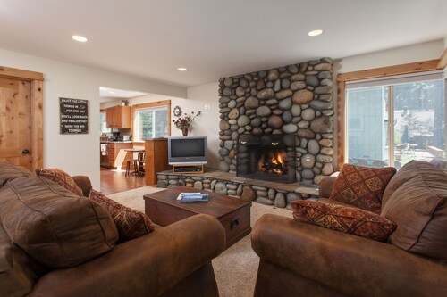 Updated Kings Beach Cabin - Walk to Beach, Hot Tub